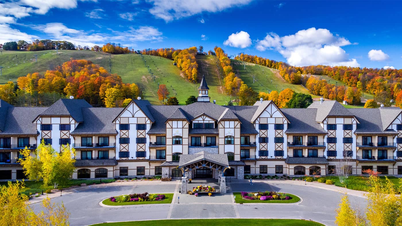 Mountain Grand Lodge and Spa Outside Fall Picture
